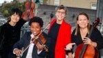 Elisabeth Fuchs (in Rot) feierte bei einem großen Konzert das 25-jährige Bestehen ihres Orchesters. (Bild: Tschepp Markus)