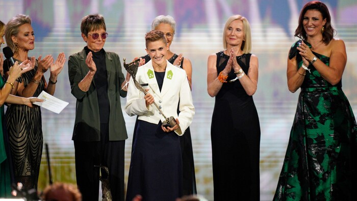 Eva Pinkelnig im Kreise früherer „Sportlerinnen des Jahres“