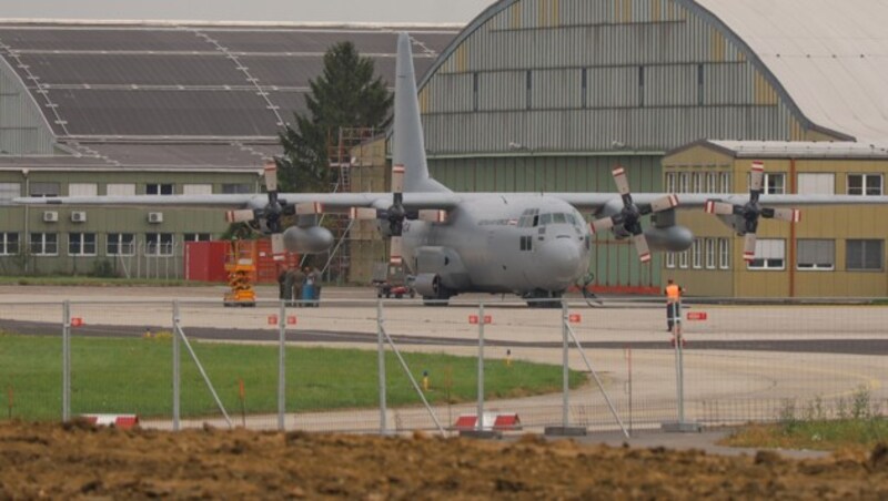 Am Donnerstag wurde noch mit Hochdruck an der Reparatur des Militärfliegers gearbeitet. (Bild: laumat.at/Matthias Lauber)