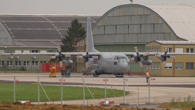 Am Donnerstag wurde noch mit Hochdruck an der Reparatur des Militärfliegers gearbeitet. (Bild: laumat.at/Matthias Lauber)