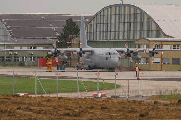 Am Donnerstag wurde noch mit Hochdruck an der Reparatur des Militärfliegers gearbeitet.