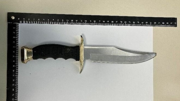 Ein 19-Jähriger soll Samstagfrüh mit einem Messer auf zwei junge Männer losgegangen sein (Symbolbild). (Bild: LPD Stmk)