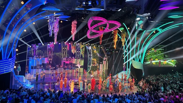 Standing Ovation für die Darsteller nach drei Stunden Revue mit viel Musik, Akrobatik und ...