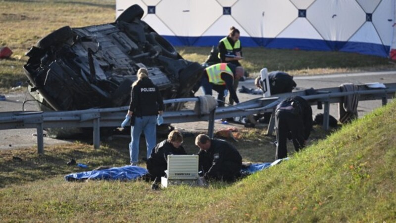 Sieben Menschen kamen bei dem Unfall ums Leben. (Bild: APA/dpa/Sven Hoppe)