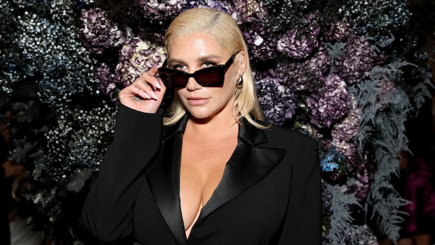 Kesha will es mit einem älteren, reichen Herren versuchen ... (Bild: APA/Getty Images via AFP/GETTY IMAGES/Jamie McCarthy)