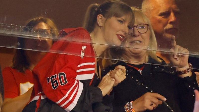 Taylor Swift und Travis Kelces Mama sind offenbar schon ein Herz und eine Seele. (Bild: APA/Getty Images via AFP/GETTY IMAGES/David Eulitt)