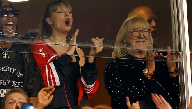 Taylor Swift brachte ihrem Freund Travis Kelce Glück - und versteht sich auch schon blendend mit dessen Mama. (Bild: APA/Getty Images via AFP/GETTY IMAGES/David Eulitt)