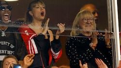 Taylor Swift brachte ihrem Freund Travis Kelce Glück - und versteht sich auch schon blendend mit dessen Mama. (Bild: APA/Getty Images via AFP/GETTY IMAGES/David Eulitt)