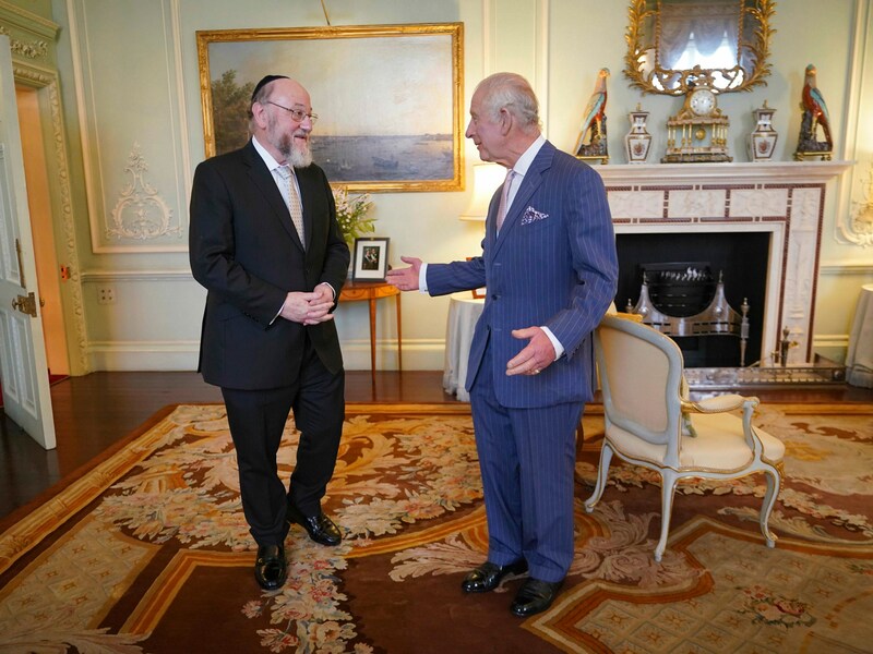 König Charles im Gespräch mit Rabbi Sir Ephraim Mirvis (Bild: APA/Yui Mok/Pool Photo via AP)