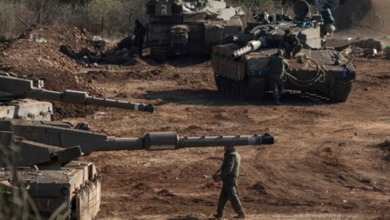 Israelische Panzer an der Grenze zum Libanon (Bild: AP)