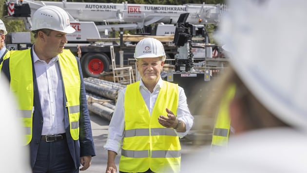 Der deutsche Bundeskanzler Olaf Scholz und der bayerische Ministerpräsident Markus Söder haben sich Ende August selbst ein Bild von den Fortschritten gemacht. (Bild: Abdruck und Verwendung nur nach Absprache und gegen Honorar)