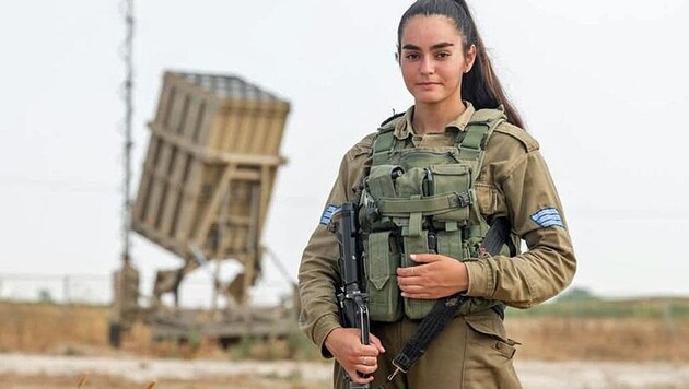 Yüksek teknolojili füze savunma sistemini genç kadın subaylar kullanıyor. (Bild: facebook.com/idfonline)