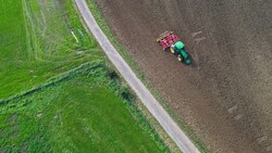 Der Einsatz von Glyphosat ist höchst umstritten - Österreich hat sich pauschal dagegen entschieden. (Bild: AFP/Kenzo TRIBOUILLARD)