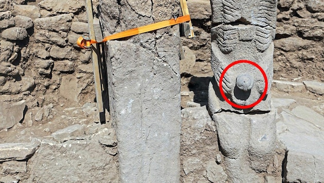 In der Türkei haben Forscher eine rund 10.500 Jahre alte Steinstatue eines Mannes entdeckt, der in beiden Händen seinen Penis (rot markiert) hält. (Bild: Ministry of Culture and Tourism)