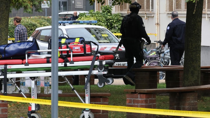 Medienberichten zufolge soll der Verdächtige bei der Attacke auf den Lehrer „Allahu akbar“ ...