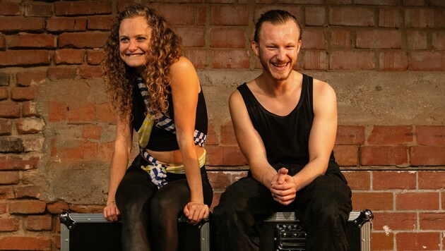 Gina Christof und Marius Zernatto turnen voller Rap und Vibes durch eine modernisierte Märchenmoral. (Bild: Andreas Kurz)