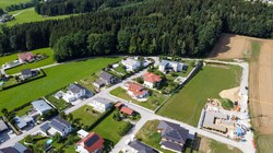 Eine Siedlung in Enzenkirchen mit viel Grün rundherum, dem ein, zwei Häuser übernahe gerückt sind. (Bild: Dostal Harald)