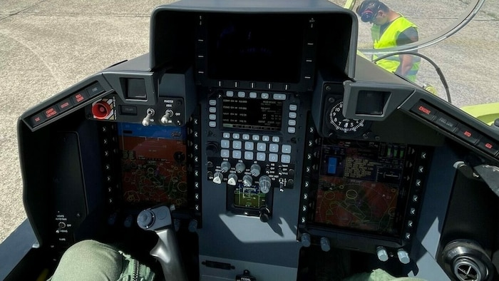 Blick vom erhöhten hinteren Sitz der L-39NG kurz vor dem Start