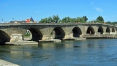 Die Steinerne Brücke in Regensburg (Bild: Hytrion, CC BY-SA 3.0, commons.wikimedia.org)