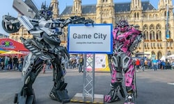 Neben Anspielmöglichkeiten gibt es ein umfangreiches Rahmenprogramm mit Cosplay-Künstlern, ...
