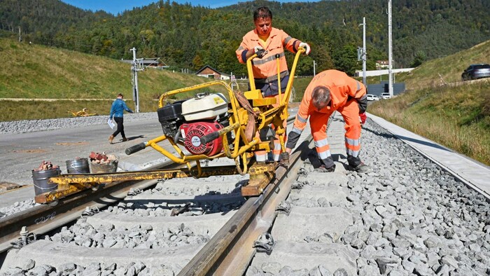 Hier werden die letzten Arbeiten bei den Schienen durchgeführt.