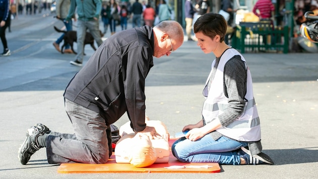 Nur die Rettung rufen, ist zu wenig. Liegt jemand reglos und ohne Atmung am Boden, sofort eine Herzmassage beginnen. (Bild: Med Uni Graz)