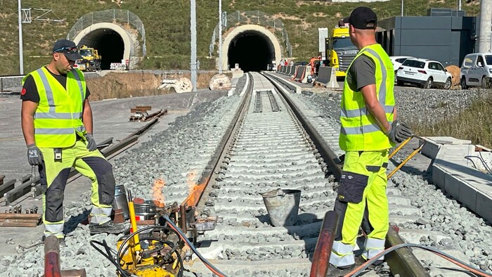 Die Experten der Bundesbahn bei den spannenden Schweißarbeiten.