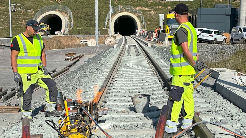 Die Experten der Bundesbahn bei den spannenden Schweißarbeiten. (Bild: Hronek Eveline)