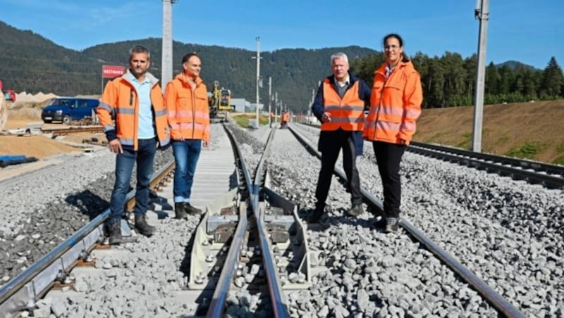 Vor dem Granitztaltunnel und bei der Jauntalbrücke feierte man den Abschluss der Gleisarbeiten. Dabei waren: Franz Jank, Gerald Zwittnig und Judith Engel von der ÖBB und Franz Kainersdorfer Vorstand der voestalpine. (Bild: EVELYN HRONEK)