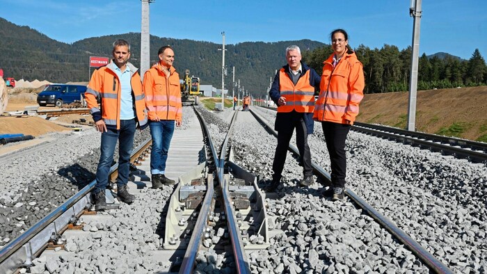 Vor dem Granitztaltunnel und bei der Jauntalbrücke feierte man den Abschluss der Gleisarbeiten. ...