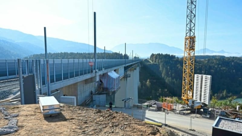 Die Koralmbahn verläuft über eine der höchsten Brücken Europas. Entlang der 120 Meter langen Brücke mit drei Meter hohen Schutzwänden wird noch auf Hochtouren gearbeitet. (Bild: EVELYN HRONEK)