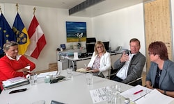 Hoffnungs-Gespräch im Landhaus mit Landesrätin Susanne Rosenkranz, AMS NÖ-Chefin Sandra Kern, ...