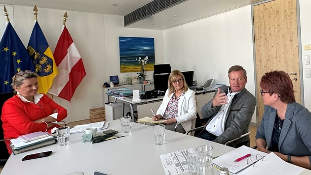 Hoffnungs-Gespräch im Landhaus mit Landesrätin Susanne Rosenkranz, AMS NÖ-Chefin Sandra Kern, Landtagspräsident Gottfried Waldhäusl und Eibetex-Chefin Martina Schmid (von links). (Bild: Büro LR Rosenkranz)