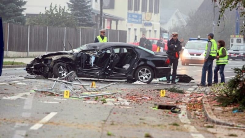 2008 Unfalltod: Landeshauptmann Jörg Haider verlor auf der Loiblpass-Straße in Lambichl bei einem Überholmanöver die Kontrolle über seinen VW Phaeton. Der Wagen krachte in eine Garteneinfassung und überschlug sich. Haider verstarb am Unfallort. (Bild: KRONEN ZEITUNG)