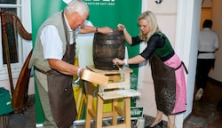 Gründungsmitglied Herbert Resch und Vereins-Präsidentin Andrea Lämmerhofer eröffneten den Jubiläumsabend mit Fassanstich. (Bild: Tschepp Markus)