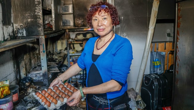 Xiaolding Liang in ihrem zerstörten Lager. Der Ruß breitete sich auch im Gastraum aus. Sie denkt trotz schwieriger finanzieller Lage nicht ans Aufgeben. (Bild: Tschepp Markus)