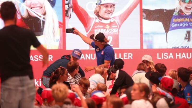 Geburtstagskind Manuel Feller posierte für Selfies. (Bild: Tröster Andreas)