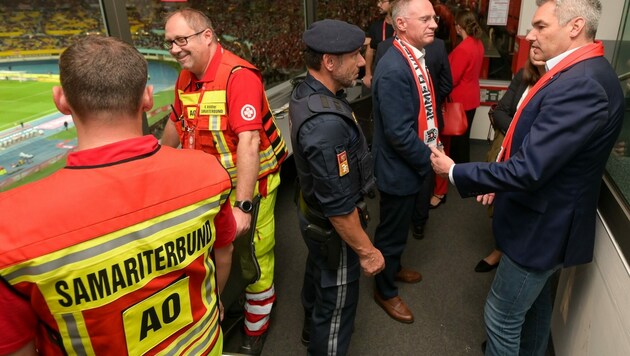 Bundeskanzler Karl Nehammer (ÖVP) und Innenminister Gerhard Karner (ÖVP) besuchten vor dem Ländermatch die Einsatzzentrale. (Bild: BKA)