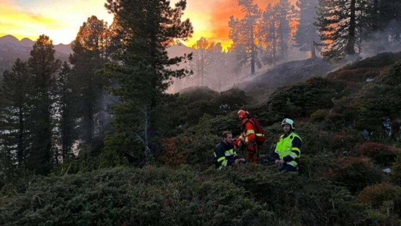 Wegen Dunkelheit mussten die Löscharbeiten Freitagabend eingestellt werden. (Bild: Feuerwehr Aigen)