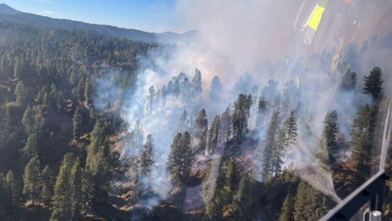 Die Rauchentwicklung ist nach wie vor stark. (Bild: Feuerwehr Aigen)