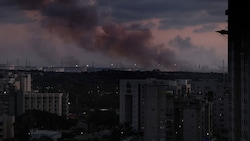 Aus dem Gazastreifen stieg am Samstagmorgen Rauch auf. (Bild: AFP)