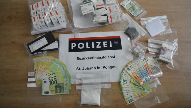 Suchtgift und Bargeld stellte die Salzburger Polizei sicher. (Bild: Polizei Salzburg)