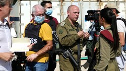Journalisten befragen einen israelischen Militär-Sprecher in Israel. (Bild: AFP)