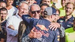 Dietrich Mateschitz jubelnd mit Max Verstappen (Bild: JFK)