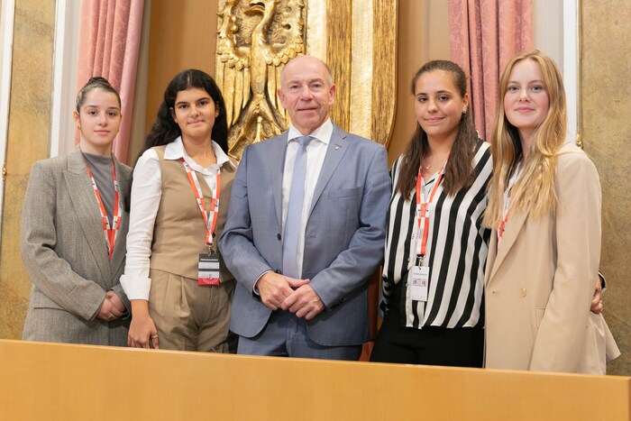 Landtagspräsident Max Hiegelsberger mit Schülerinnen der Business Academy Linz-Auhof