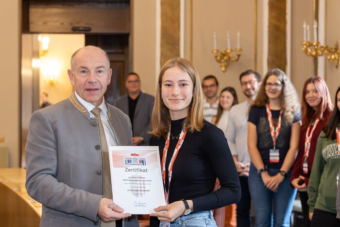 Landtagspräsident Max Hiegelsberger mit SchülerInnen der HLW Kirchdorf, hier insbesondere mit ...