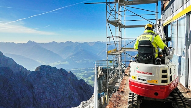 Arbeitsplatz mit Aussicht: Jürgen Schwarzkogler hat für das herrliche Panorama aber nur wenig Muße - bei den Abbrucharbeiten mit seinem Bagger ist nämlich absolute Konzentration gefragt. (Bild: Pail Sepp/Sepp Pail)