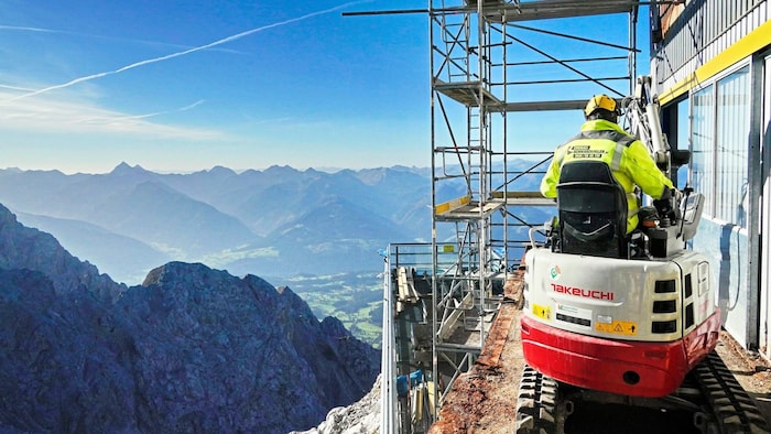 Baggern am Abgrund: Die Baustelle auf 2700 Metern verlangte den Arbeitern viel ab. 