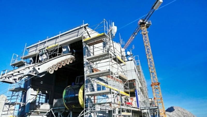 Stück für Stück ändert die Bergstation am Dachstein aktuell ihr Aussehen - im Mai nächsten Jahres soll der Neubau dann abgeschlossen sein. (Bild: Pail Sepp/Sepp Pail)