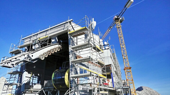 Ein eigens für die Baustelle entwickelter Kran machte den Umbau in diesem Ausmaß erst möglich.